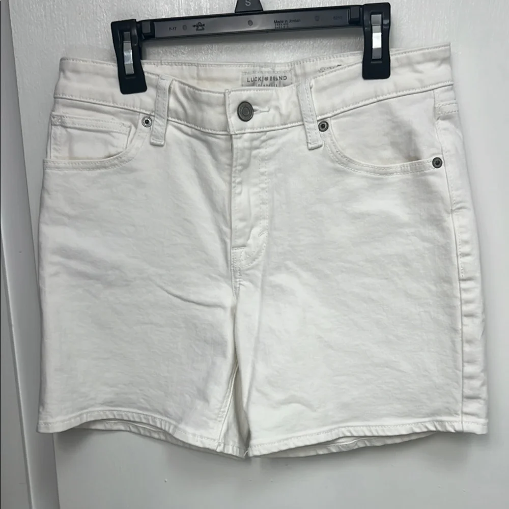 Lucky brand white denim Mid Rise short “Ava” Sz. 6/28, 6”inseam, 9“rise, EUC